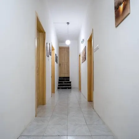 Daire 3bd Charming House With Terrace, Fireplace And Bbq
