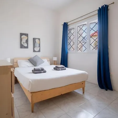 3bd Charming House With Terrace, Fireplace And Bbq Daire Saint Julian's