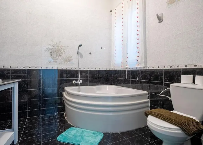 3bd Charming House With Terrace, Fireplace And Bbq